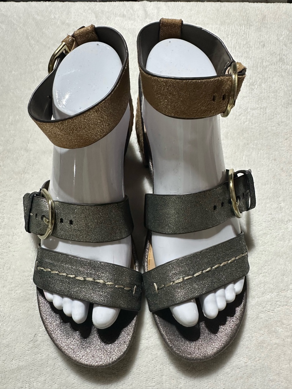 Naked Feet Zeke Women's 7.5 Gladiator Metallic Sandals Pewter Gold Hardware EUC!